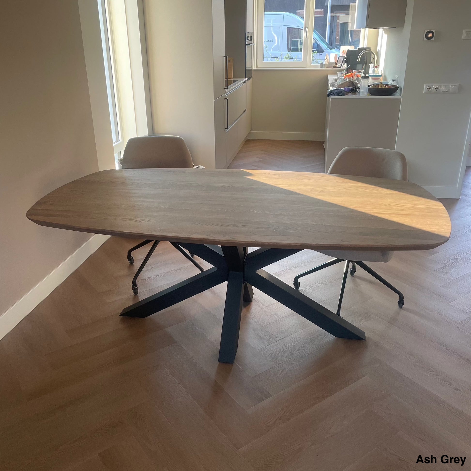 Deens Ovale Eettafel Bucks | Deens Ovaal Eiken Blad | Stalen Zwart Gepoedercoate Matrix Poot | Ash Grey
