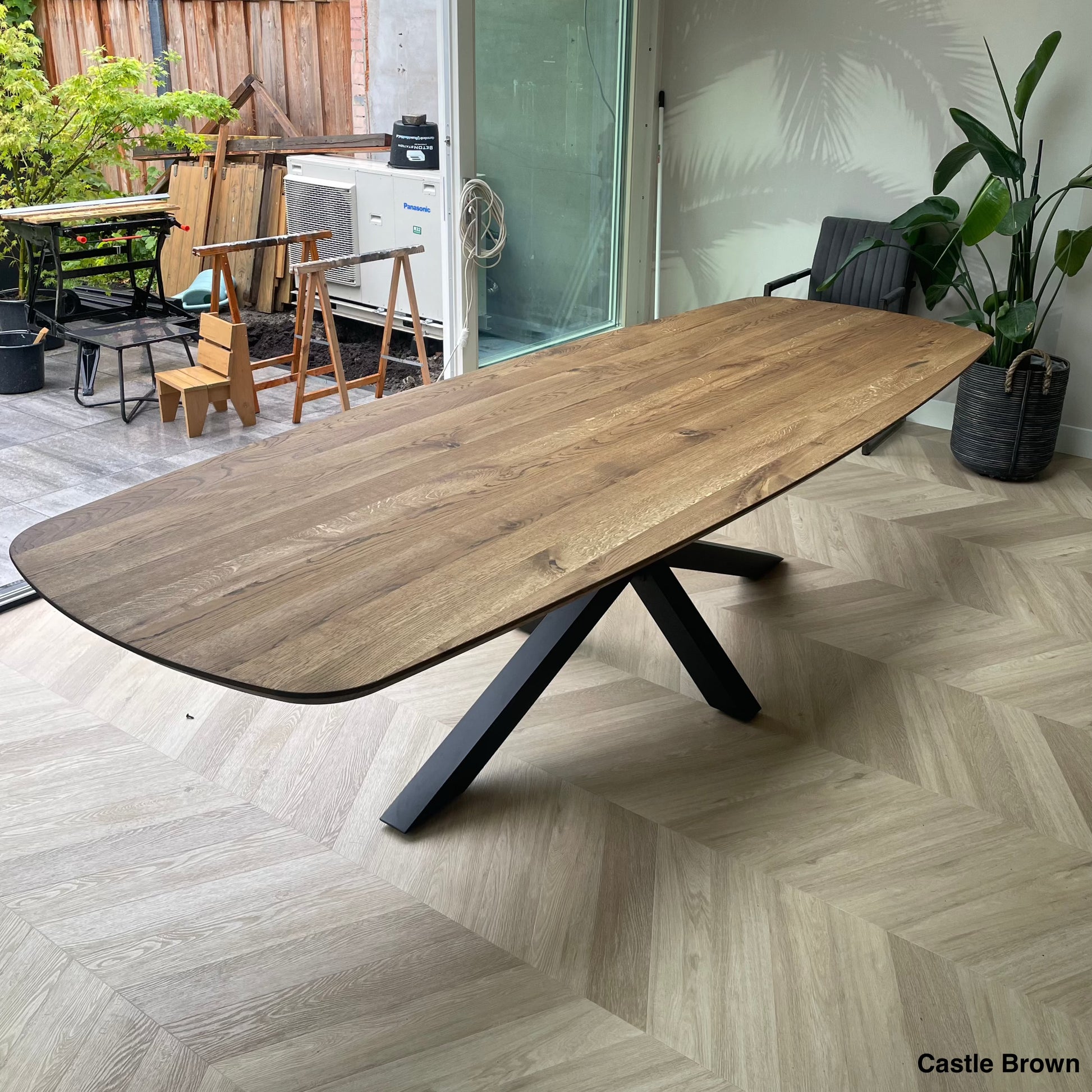 Deens Ovale Eettafel Bucks | Deens Ovaal Eiken Blad | Stalen Zwart Gepoedercoate Matrix Poot | Castle Brown