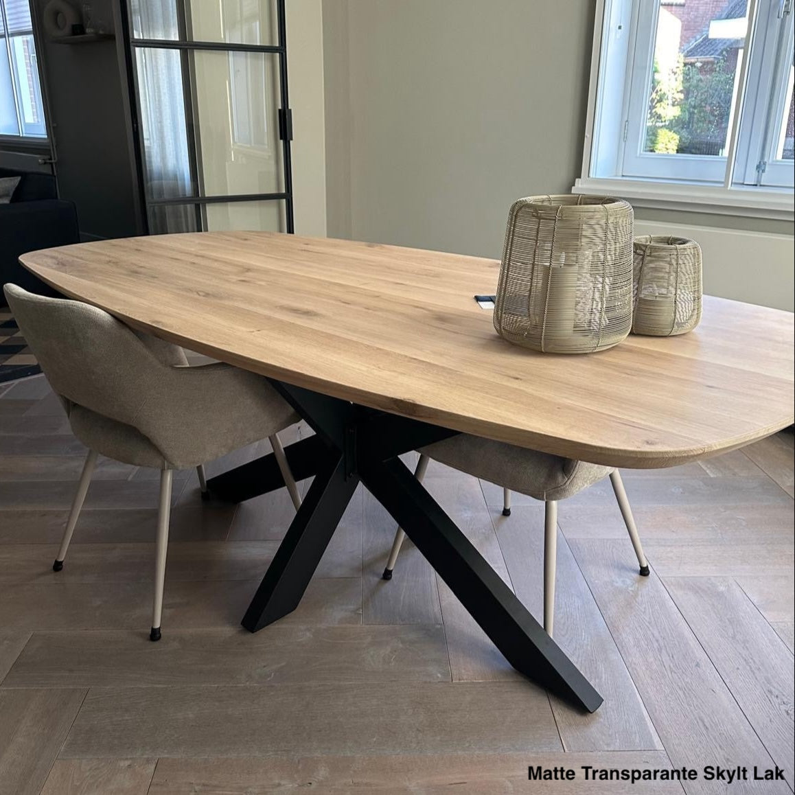 Deens Ovale Eettafel Chase | Deens Ovaal Eiken Blad | Stalen Zwart Gepoedercoate Matrix Poot | Matte Transparante Lak