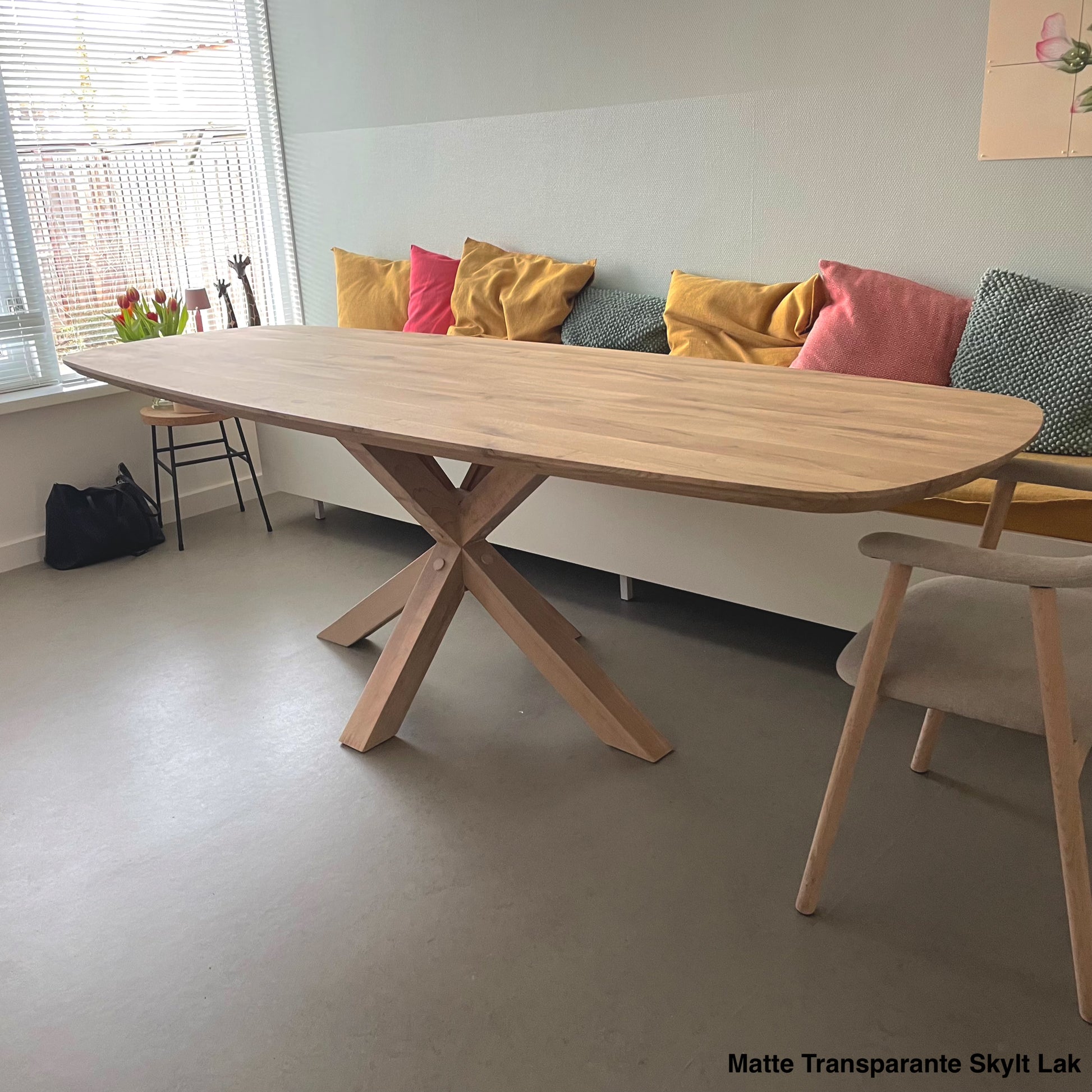 Deens Ovale Eettafel Perry | Deens Ovaal Eiken Blad | Handgemaakte Eiken Matrix Poot | Matte Transparante Lak