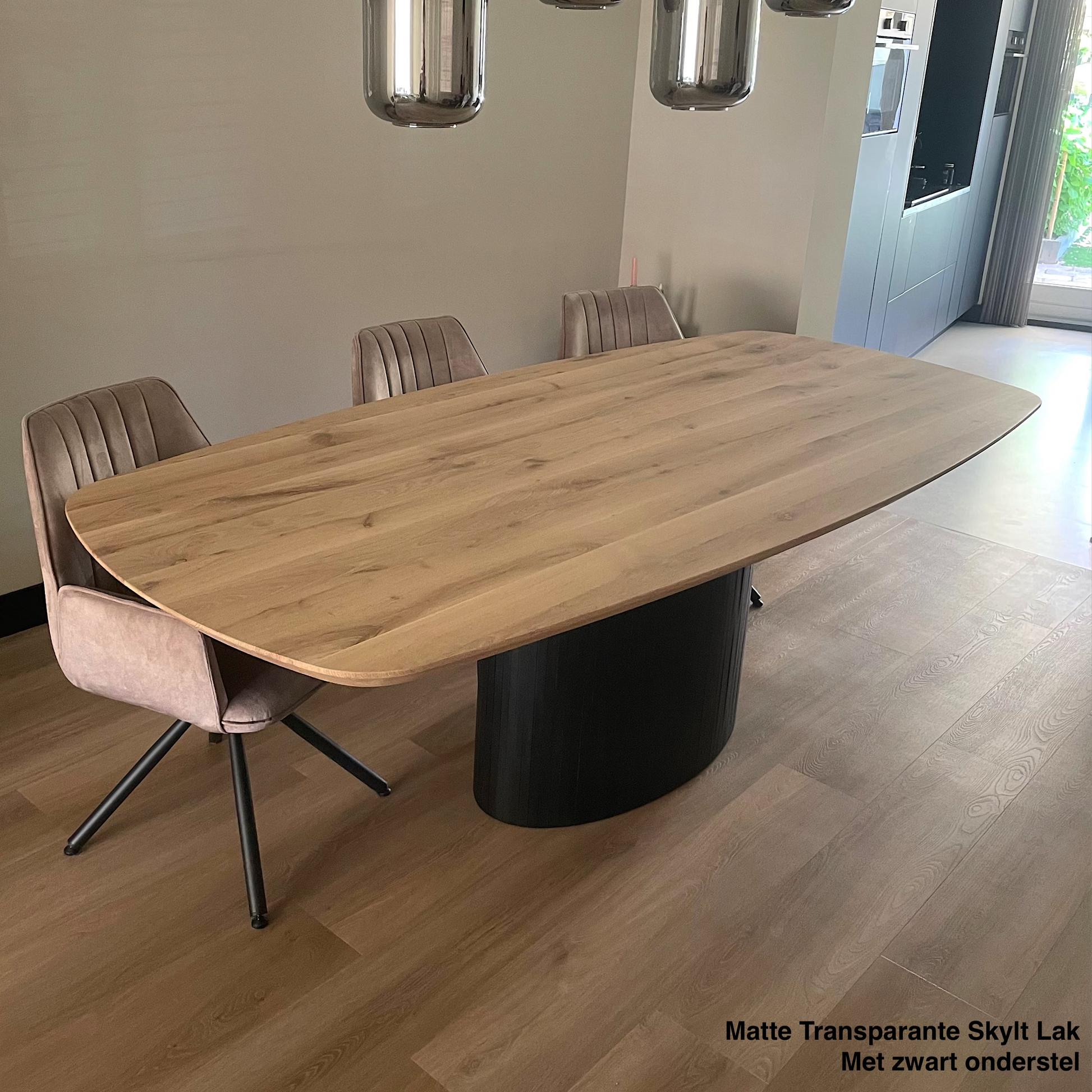 Deens Ovale Eettafel Reeves | Deens Ovaal Eiken Blad | Eiken Cone Poot | Matte Transparante Lak en Zwart Onderstel