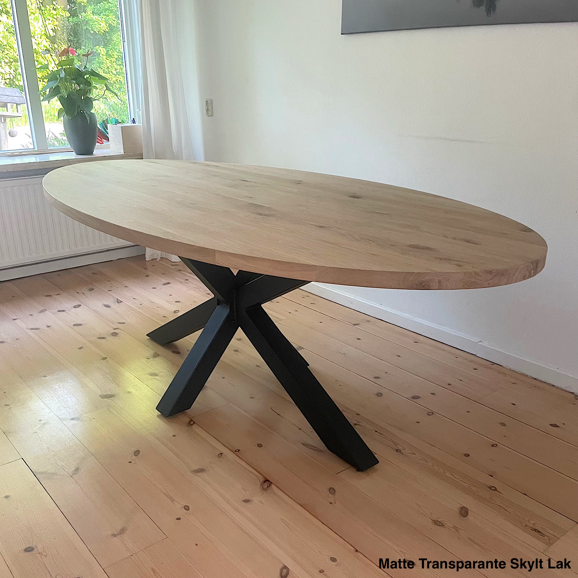 Ovale Eettafel Mills | Ovaal Eiken Blad | Stalen Zwart Gepoedercoate Matrix Poot | Matte Transparante Skylt Lak