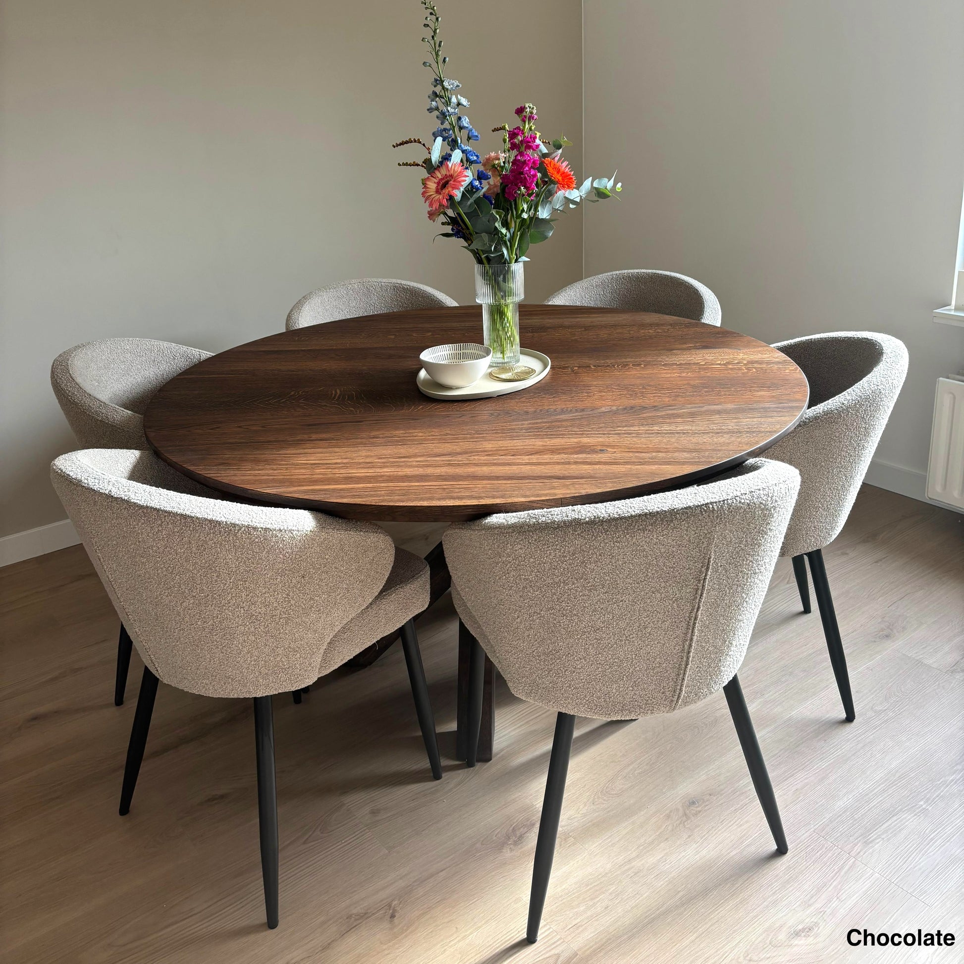 Ronde Eettafel Nolan | Ronde Eiken Blad | Massief Eiken Matrix Poot | Chocolate Behandeling