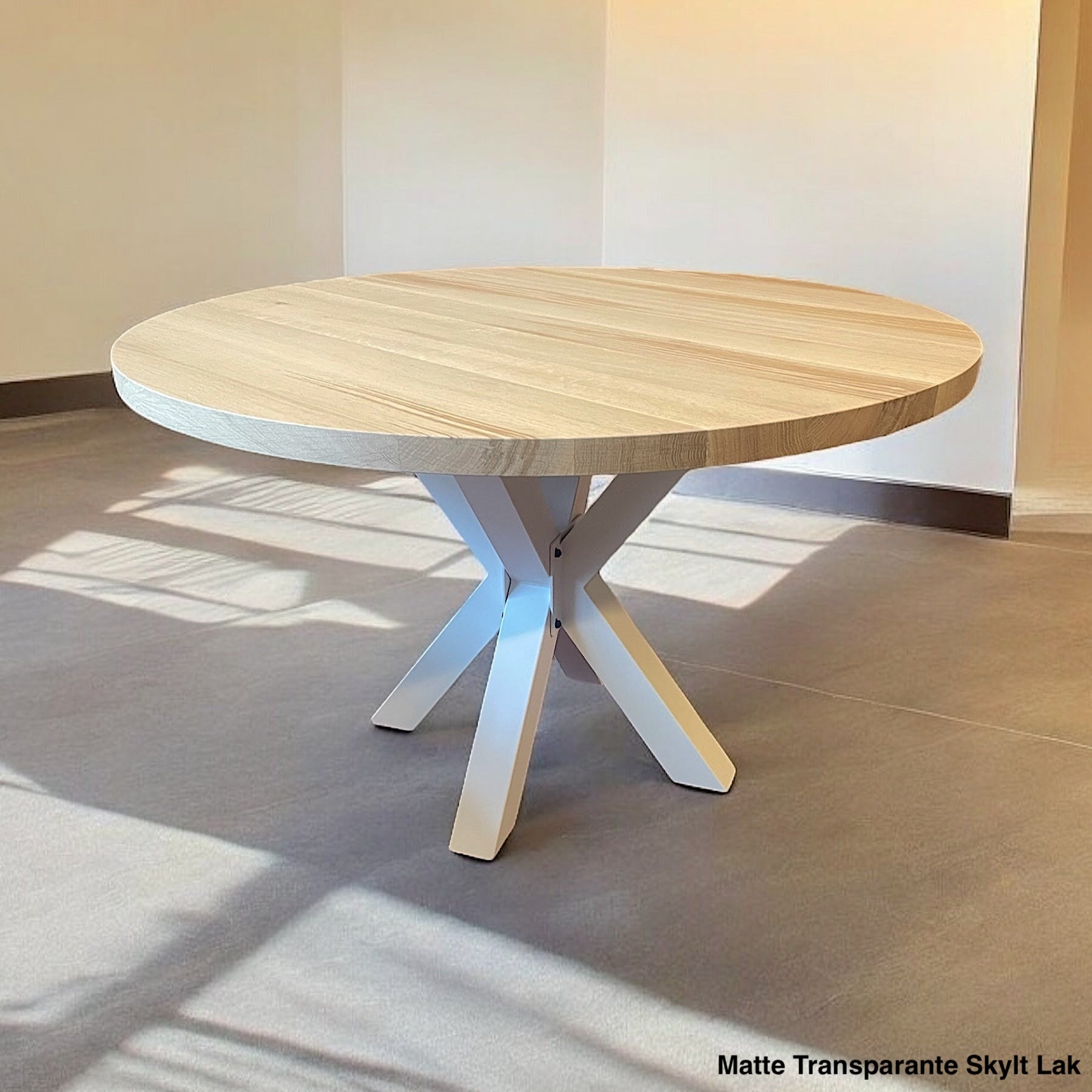 Ronde Eettafel Soho | Ronde Eiken Blad | Stalen Wit Gepoedercoate Matrix Poot | Matte Transparante Skylt Lak
